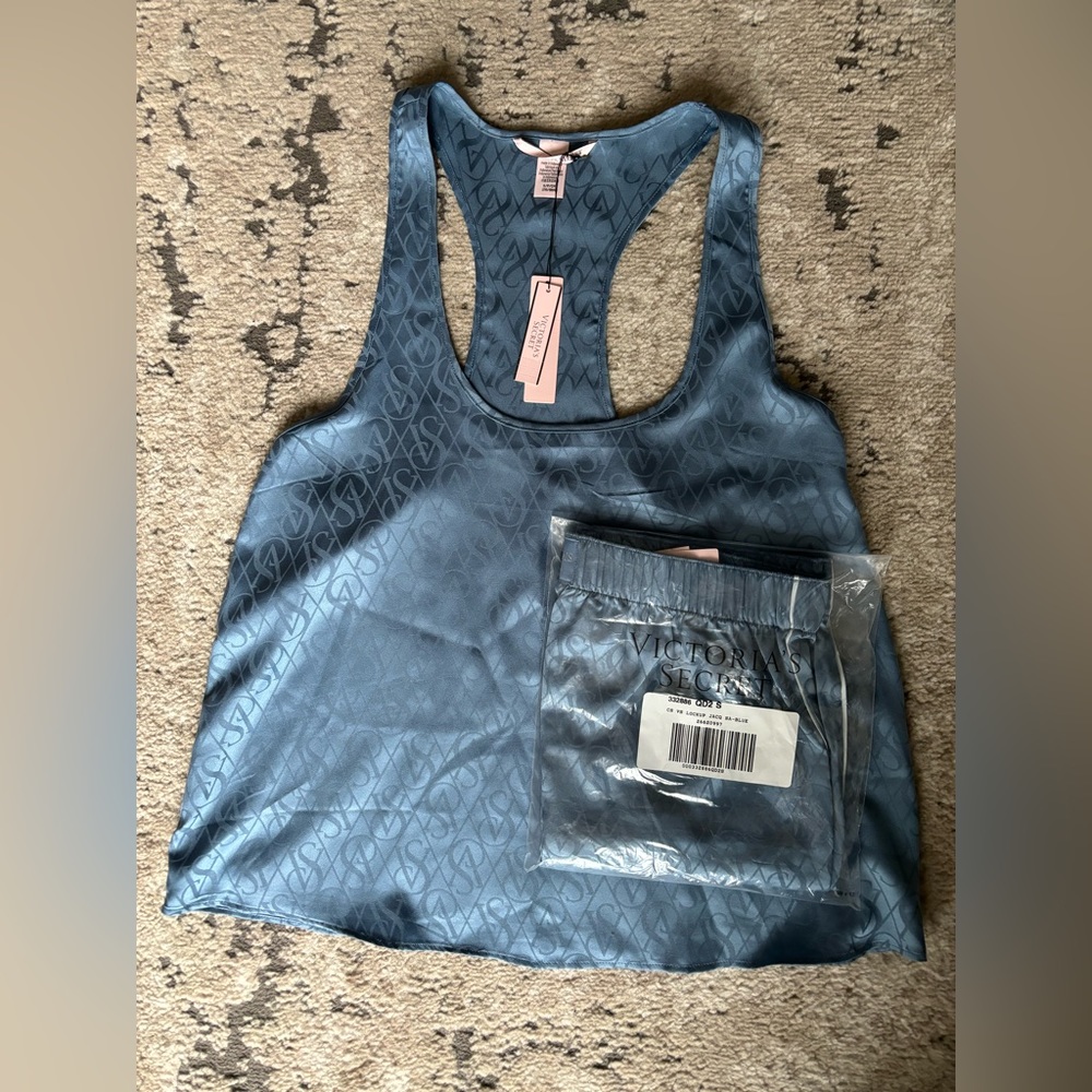 🆕 NWT Victoria Secret Silk Pajama Set- size small